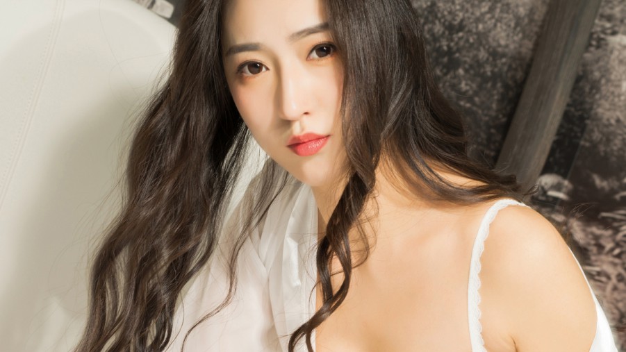 聪明的女人，都在偷偷搞钱，难怪又飒又美